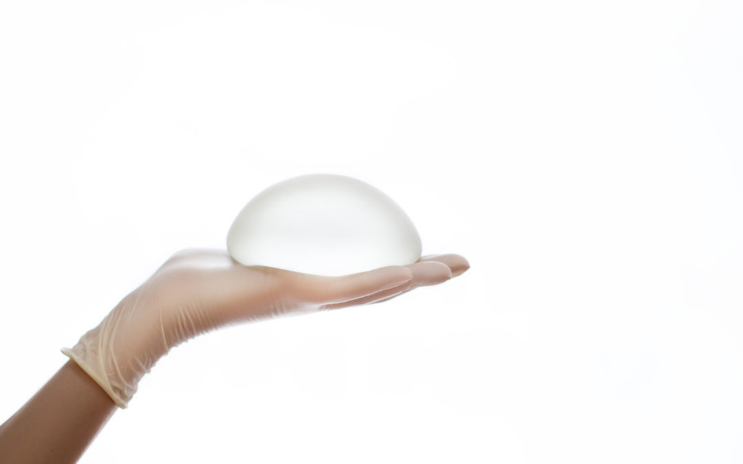 Bác sĩ thẩm mỹ Hồ Quốc Việt giải đáp 10 câu hỏi thường gặp về nâng ngực