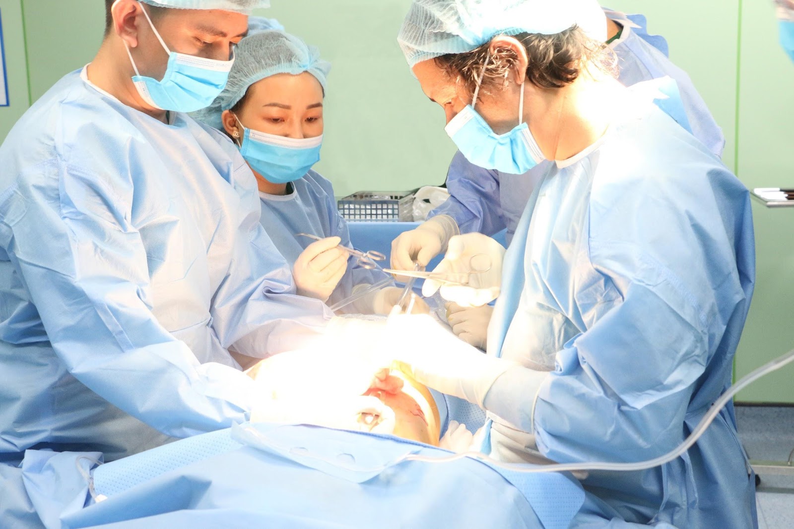 bác sĩ phẫu thuật thẩm mỹ Hồ Quốc Việt Thẩm mỹ Bác Sĩ Việt